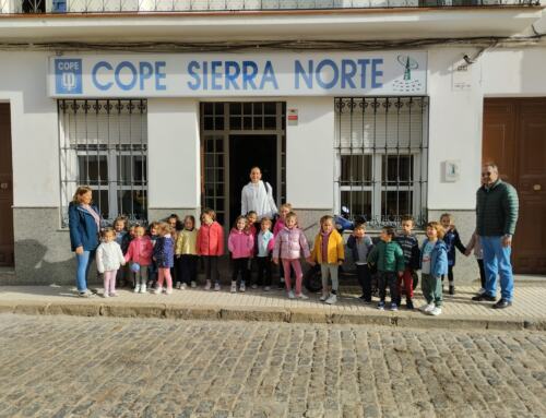 CEIP ALANIS: Visita de los alumnos de Infantil acompañados de sus profesores a los estudios de COPE SIERRA NORTE, con motivo de la reciente celebración del «Día Mundial de la Radio»