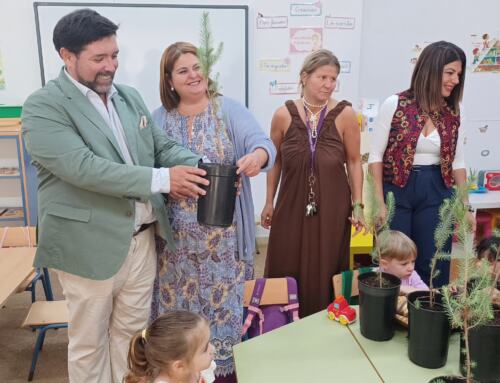 La Consejería de Sostenibilidad y Medio Ambiente de la Junta entrega 170 plantas a los escolares de Lora del Río